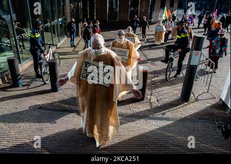 Eine Gruppe von Klimaaktivisten, die wie Büßer aussehen, gehen am 27.. Februar 2021 auf den Straßen, während der Bußaktion von Extinction Rebellion in Den Haag. (Foto von Romy Arroyo Fernandez/NurPhoto) Stockfoto