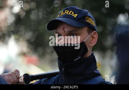 Garda-Offizier während eines Anti-Lockdown-Protests in der Grafton Street, Dublin, während der Covid-19-Sperre auf Stufe 5 gesehen. Am Samstag, den 27. Februar 2021, in Dublin, Irland. (Foto von Artur Widak/NurPhoto) Stockfoto