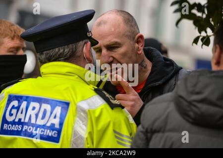 Während der Covid-19-Sperre der Stufe 5 kam es in der Grafton Street, Dublin, zu einem Zusammenstoß eines Anti-Lockdown-Protesters mit einem Garda-Offizier. Am Samstag, den 27. Februar 2021, in Dublin, Irland. (Foto von Artur Widak/NurPhoto) Stockfoto