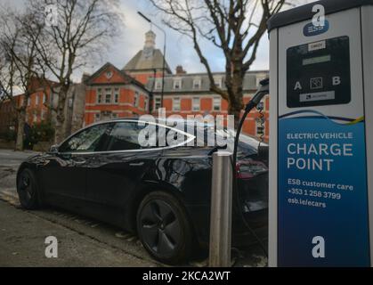 Das Tesla-Auto ist mit einer Ladestation für Elektrofahrzeuge im Stadtzentrum von Dublin verbunden. Am Samstag, den 27. Februar 2021, in Dublin, Irland. (Foto von Artur Widak/NurPhoto) Stockfoto