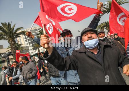 Anhänger von Ennahda schwenken tunesische Flaggen, während sie am 27. Februar 2021 auf einer Demonstration der islamistischen Partei Ennahda in der Avenue Mohammed V in der tunesischen Hauptstadt Tunis Parolen rufen. Zur Unterstützung der „Legitimität“ des parlaments und der Regierung von Premier Hichem Machichi und zum Protest gegen die Ablehnung von Mechichis Umbildung durch Präsident Kais Saied und zum „Schutz der Demokratie“. (Foto von Chedly Ben Ibrahim/NurPhoto) Stockfoto