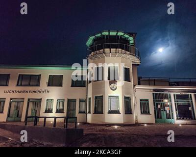 Der Schneemond vom 2021. Februar ragt über Eindhoven's altem Flughafenterminal. Der Vollmond des Erdsatelliten, wie er das Mondlicht am Nachthimmel Europas erhellt. Der Vollmond im Februar, der traditionell als Schneemond bezeichnet wird, steigt über Eindhoven in den Niederlanden auf. Eindhoven, Niederlande am 27. Februar 2021 (Foto von Nicolas Economou/NurPhoto) Stockfoto