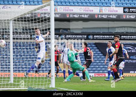 Matthew James von Coventry City schießt am Samstag, dem 27.. Februar 2021, beim Sky Bet Championship-Spiel zwischen Blackburn Rovers und Coventry City im Ewood Park, Blackburn, das erste Tor seines Teams ein. (Foto von Pat Scaasi/MI News/NurPhoto) Stockfoto