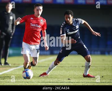 L-R Ashley Hunter aus Salford City und Timothee Dieng aus Southend United während der Sky Bet League Two zwischen Southend United und Salford City im Roots Hall Stadium, Southend, Großbritannien, am 27.. Februar 2021 (Foto by Action Foto Sport/NurPhoto) Stockfoto