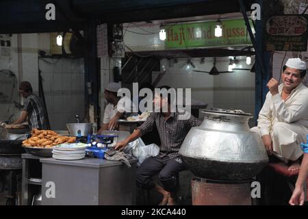 Restaurant am Straßenrand auf einem Markt in der Nähe des Jamia Masjid in Alt-Delhi, Indien. (Foto von Creative Touch Imaging Ltd./NurPhoto) Stockfoto