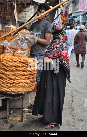 Muslimische Frau, die während des Ramadan in der Nähe des Jamia Masjid in Alt-Delhi, Indien, Seviyan (süße Vermicelli) an einem Marktfoodstand kauft. (Foto von Creative Touch Imaging Ltd./NurPhoto) Stockfoto