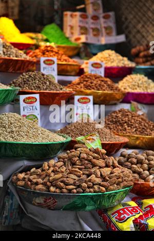 Nüsse und Snacks an einem Marktfoodstand während des Ramadan in der Nähe des Jamia Masjid in Alt-Delhi, Indien. (Foto von Creative Touch Imaging Ltd./NurPhoto) Stockfoto