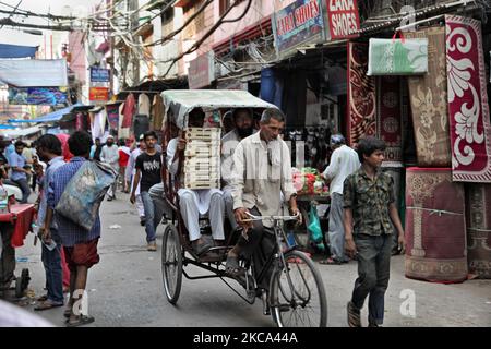 Überfüllte Straße auf einem Markt in der Nähe der Jamia Masjid in Alt-Delhi, Indien. (Foto von Creative Touch Imaging Ltd./NurPhoto) Stockfoto