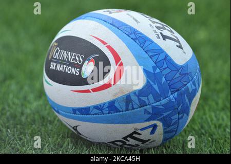 Ein offizieller Matchball beim Aufwärmen vor dem Spiel der Guinness Six Nations Rugby Championship 2021 zwischen Italien und Irland im Olimpic Stadium (Stadio Olimpico) in Rom, Italien, am 27. Februar 2021. Das Spiel wird wegen der Pandemie von Covid19 hinter verschlossenen Türen gespielt. (Foto von Lorenzo Di Cola/NurPhoto) Stockfoto