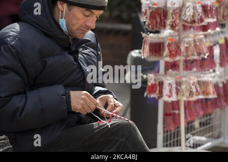 Martenitsi am 28. Februar 2021 auf einem Open-Air-Markt in Sofia, Bulgarien. Jedes Jahr am 1.. März feiert das bulgarische Volk eine jahrhundertealte Tradition, den Tag der Baba Marta, die mit dem Aussenden des Winters und dem Empfang des herannahenden Frühlings zusammenhängt. Martenitsa besteht aus roten und weißen Fäden – Wolle, Seide oder Baumwolle. (Foto von Hristo Vlacev/NurPhoto) Stockfoto