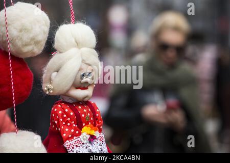 Martenitsi am 28. Februar 2021 auf einem Open-Air-Markt in Sofia, Bulgarien. Jedes Jahr am 1.. März feiert das bulgarische Volk eine jahrhundertealte Tradition, den Tag der Baba Marta, die mit dem Aussenden des Winters und dem Empfang des herannahenden Frühlings zusammenhängt. Martenitsa besteht aus roten und weißen Fäden – Wolle, Seide oder Baumwolle. (Foto von Hristo Vlacev/NurPhoto) Stockfoto