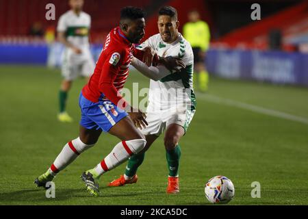 Yan Eteki, aus Granada CF Fidel, aus Elche CF während des La Liga-Spiels zwischen Granada CF und Elche CF im Nuevo Los Carmenes Stadion am 28. Februar 2021 in Granada, Spanien. Fußballstadien in Spanien bleiben wegen der Coronavirus-Pandemie für Fans geschlossen. (Foto von Álex Cámara/NurPhoto) Stockfoto