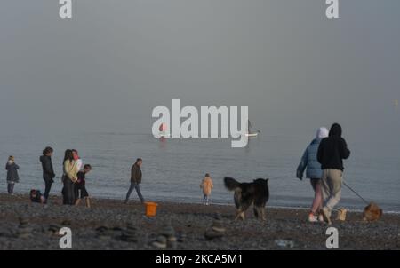 Ein geschäftiger Killiney Strand während des Meeresnebels, der die Bucht von Dublin heute Morgen verdunkelte, wodurch die Sicht auf 50 Meter oder weniger reduziert wurde. Am Sonntag, den 28. Februar 2021, in Dublin, Irland. (Foto von Artur Widak/NurPhoto) Stockfoto