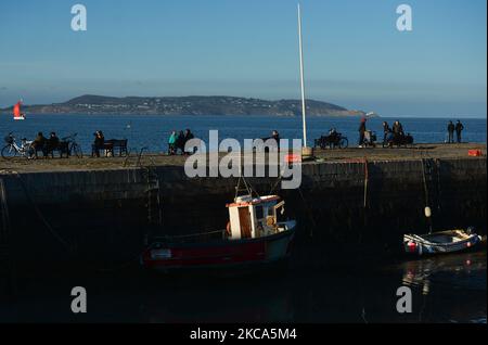 Während der Covid-19-Sperre auf Level 5 beobachten die Menschen das Meer bei Sonnenuntergang vom Hafen Bullock in der Nähe von Dun Laoghaire. Am Sonntag, den 28. Februar 2021, in Dublin, Irland. (Foto von Artur Widak/NurPhoto) Stockfoto