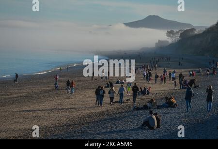 Ein geschäftiger Killiney Strand während des Meeresnebels, der die Bucht von Dublin heute Morgen verdunkelte, wodurch die Sicht auf 50 Meter oder weniger reduziert wurde. Am Sonntag, den 28. Februar 2021, in Dublin, Irland. (Foto von Artur Widak/NurPhoto) Stockfoto