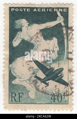 FRANKREICH - 1946. Juli 1: Eine 40 Franken dunkelgrüne Air Post-Marke, die Centaur und Flugzeug zeigt. Uralte fliegende Götter. Ein Centaur, oder gelegentlich Hippocentaur, ist ein Geschöpf aus der griechischen Mythologie mit dem Oberkörper eines Menschen und dem Unterkörper und den Beinen eines Pferdes Stockfoto