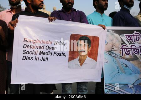 Demonstranten halten Plakate, die ihre Meinung äußern, während eines Protestes in Dhaka, Bangladesch, am 01. März 2021, nach dem Tod des bangladeschischen Schriftstellers Mustak Ahmed im Gefängnis, der aufgrund des Gesetzes über digitale Sicherheit verhaftet wurde. (Foto von Syed Mahamudur Rahman/NurPhoto) Stockfoto