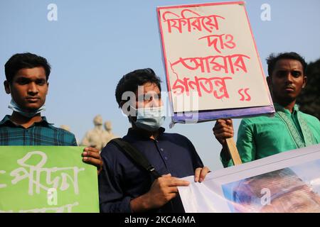 Demonstranten halten Plakate, die ihre Meinung äußern, während eines Protestes in Dhaka, Bangladesch, am 01. März 2021, nach dem Tod des bangladeschischen Schriftstellers Mustak Ahmed im Gefängnis, der aufgrund des Gesetzes über digitale Sicherheit verhaftet wurde. (Foto von Syed Mahamudur Rahman/NurPhoto) Stockfoto