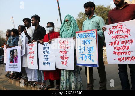 Demonstranten halten Plakate, die ihre Meinung äußern, während eines Protestes in Dhaka, Bangladesch, am 01. März 2021, nach dem Tod des bangladeschischen Schriftstellers Mustak Ahmed im Gefängnis, der aufgrund des Gesetzes über digitale Sicherheit verhaftet wurde. (Foto von Syed Mahamudur Rahman/NurPhoto) Stockfoto