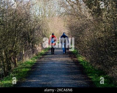 Ein altes Paar läuft am ersten Wochenende mit wärmeren Temperaturen am 20.. Februar 2021 in den Niederlanden. (Foto von Romy Arroyo Fernandez/NurPhoto) Stockfoto