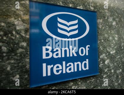 Logo der Bank of Ireland, das während der COVID-19-Sperre auf Level 5 im Stadtzentrum von Dublin zu sehen war. Die Bank of Ireland wird 103 Filialen in ganz Irland schließen, da die Beschleunigung des digitalen Bankwesens nun ihren „kritischen Punkt“ erreicht hat. Insgesamt werden 88 Filialen in der Republik Irland schließen, die 169 verlassen werden, und 15 Filialen in Nordirland werden die 13 schließen. Am Montag, den 1. März 2021, in Dublin, Irland. (Foto von Artur Widak/NurPhoto) Stockfoto