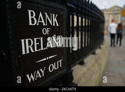 Bank of Ireland College Grüne Zweigstelle im Stadtzentrum von Dublin während der COVID-19-Sperre auf Ebene 5. Die Bank of Ireland wird 103 Filialen in ganz Irland schließen, da die Beschleunigung des digitalen Bankwesens nun ihren „kritischen Punkt“ erreicht hat. Insgesamt werden 88 Filialen in der Republik Irland schließen, die 169 verlassen werden, und 15 Filialen in Nordirland werden die 13 schließen. Am Montag, den 1. März 2021, in Dublin, Irland. (Foto von Artur Widak/NurPhoto) Stockfoto