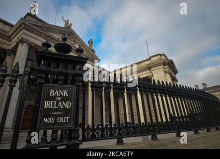 Bank of Ireland College Grüne Zweigstelle im Stadtzentrum von Dublin während der COVID-19-Sperre auf Ebene 5. Die Bank of Ireland wird 103 Filialen in ganz Irland schließen, da die Beschleunigung des digitalen Bankwesens nun ihren „kritischen Punkt“ erreicht hat. Insgesamt werden 88 Filialen in der Republik Irland schließen, die 169 verlassen werden, und 15 Filialen in Nordirland werden die 13 schließen. Am Montag, den 1. März 2021, in Dublin, Irland. (Foto von Artur Widak/NurPhoto) Stockfoto