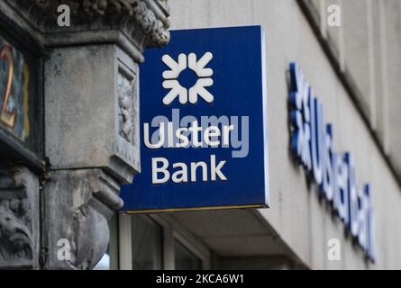 Logo der Ulster Bank im Stadtzentrum von Dublin während der COVID-19-Sperre auf Level 5. Die Bank of Ireland wird 103 Filialen in ganz Irland schließen, da die Beschleunigung des digitalen Bankwesens nun ihren „kritischen Punkt“ erreicht hat. Insgesamt werden 88 Filialen in der Republik Irland schließen, die 169 verlassen werden, und 15 Filialen in Nordirland werden die 13 schließen. Am Montag, den 1. März 2021, in Dublin, Irland. (Foto von Artur Widak/NurPhoto) Stockfoto