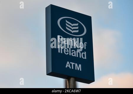 Bank of Ireland ATM-Schild im Stadtzentrum von Dublin während der COVID-19-Sperre auf Ebene 5. Die Bank of Ireland wird 103 Filialen in ganz Irland schließen, da die Beschleunigung des digitalen Bankwesens nun ihren „kritischen Punkt“ erreicht hat. Insgesamt werden 88 Filialen in der Republik Irland schließen, die 169 verlassen werden, und 15 Filialen in Nordirland werden die 13 schließen. Am Montag, den 1. März 2021, in Dublin, Irland. (Foto von Artur Widak/NurPhoto) Stockfoto