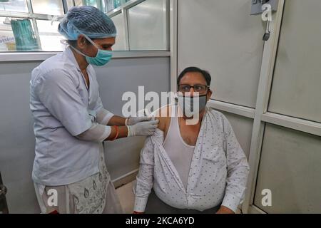 Ein älterer Bürger, der den COVID-19-Impfstoff während einer landesweiten Impffahrt im Satellite Hospital in Jaipur, Rajasthan, Indien, am Montag, den 1. März 2021 verabreicht wurde. Die zweite Phase der Covid-19-Impfung begann heute für Menschen ab 60 Jahren. (Foto: Vishal Bhatnagar/NurPhoto) Stockfoto