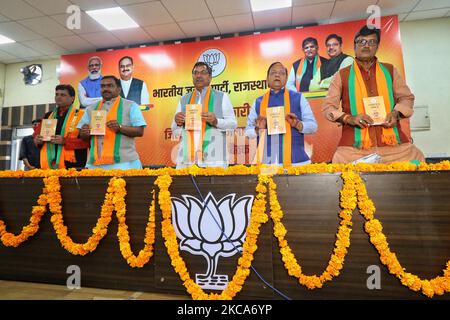 Der Präsident von BJP Rajasthan, Satish Poonia, mit dem verantwortlichen Staatschef Arun Singh und anderen hochrangigen Führern während des Parteitreffens im BJP-Büro in Jaipur, Rajasthan, Indien, im März 01,2021. (Foto: Vishal Bhatnagar/NurPhoto) Stockfoto