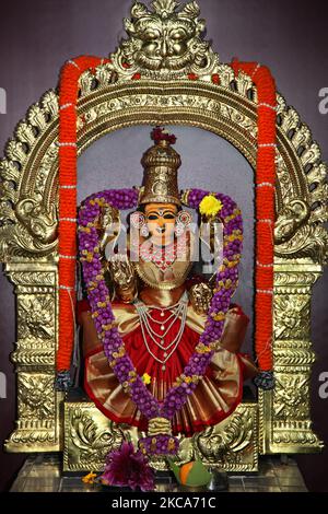 Geschmücktes Idol der Hindu-Göttin Lakshmi in einem tamilischen Hindu-Tempel in Ontario, Kanada. Lakshmi (Laxmi) ist die hinduistische Göttin des Reichtums und Wohlstands. (Foto von Creative Touch Imaging Ltd./NurPhoto) Stockfoto