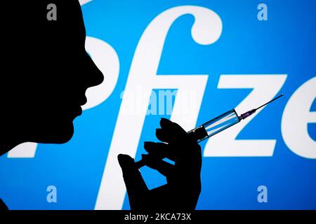 Das Pfizer-Logo ist mit einer Spritze und einer Nadel auf dieser Fototafel am 1. März 2021 in Warschau, Polen, zu sehen. Pfizer geht davon aus, die für die Herstellung einer Charge COVID-19-Impfstoff benötigte Zeit von 110 Tagen auf durchschnittlich 60 Tage nahezu zu halbieren, da der Prozess dadurch effizienter wird und die Produktion ausgebaut wird, teilte das Unternehmen heute den USA mit. (Foto von Jaap Arriens/NurPhoto) Stockfoto