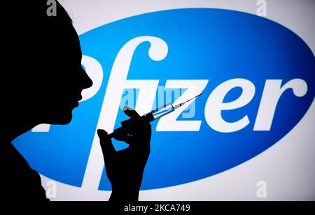 Das Pfizer-Logo ist mit einer Spritze und einer Nadel auf dieser Fototafel am 1. März 2021 in Warschau, Polen, zu sehen. Pfizer geht davon aus, die für die Herstellung einer Charge COVID-19-Impfstoff benötigte Zeit von 110 Tagen auf durchschnittlich 60 Tage nahezu zu halbieren, da der Prozess dadurch effizienter wird und die Produktion ausgebaut wird, teilte das Unternehmen heute den USA mit. (Foto von Jaap Arriens/NurPhoto) Stockfoto