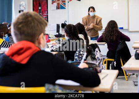 Chanteloup-les-Vignes, Frankreich, 4. Februar 2021. Schüler im Englischunterricht am Rene Cassin College. Diese Hochschule ist eine der Schulen, die vom Programm „les Cites educatives“ profitiert haben. Mit diesem Programm wird ein Aktionsplan zur Verringerung territorialer Ungleichheiten und zur Förderung des Erfolgs der Kinder aufgestellt. (Foto von Emeric Fohlen/NurPhoto) Stockfoto