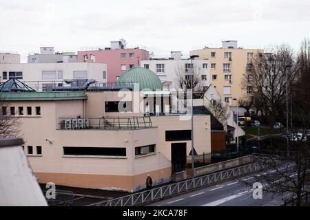 Chanteloup-les-Vignes, Frankreich, 4. Februar 2021. Die Moschee von Okba Ibn Nafi in der Stadt der Noe. Die muslimische Präsenz in dieser Gemeinde ist hauptsächlich mit der Automobilindustrie verbunden. Tatsächlich sind viele ehemalige Arbeiter des Peugeot-Standorts in Poissy, nur wenige Kilometer von der Stadt entfernt. (Foto von Emeric Fohlen/NurPhoto) Stockfoto