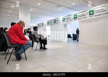 Menschen, die an der Reihe sind. Während der Coronavirus-Impfung in Brescia, Italien, am 2. März 2021. Als die dritte Welle der Covid-19-Pandemie Brescia und seine Provinz trifft, beginnt die Massenimpfung. Ab heute werden die leeren Hallen des städtischen Einkaufszentrums Freccia Rossa als Impfzentrum genutzt. Die ersten, die geimpft werden müssen, sind Gesetzesverwehrungen und Universitätsangestellte. (Foto von Stefano Nicoli/NurPhoto) Stockfoto