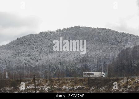 Ein schwerer schneebedeckter Berg am Berg Gubyeongsan in Hwaryeong, Südkorea. Bei Verkehrsunfällen, die durch starken Schneefall im Nordosten des Landes verursacht wurden, wurde eine Person getötet und 94 weitere verletzt, sagten die Behörden am Dienstag. Nach Angaben des Zentralen Hauptquartiers für Katastrophenschutz (CDSCH) wurden ab 6 Uhr 53 Unfälle auf verschneiten Straßen gemeldet, nachdem die Provinz Gangwon 10-20 Zentimeter Schnee im Landesinneren und bis zu 77,6 cm in den Bergen erhalten hatte. (Foto von Seung-il Ryu/NurPhoto) Stockfoto