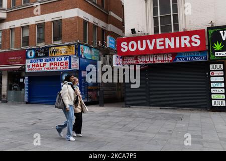 LONDON, GROSSBRITANNIEN - 02. MÄRZ 2021: Zwei Frauen gehen am 02. März 2021 in London, England, an geschlossenen Souvenirläden am Leicester Square im Zentrum Londons vorbei, da England noch unter der dritten Sperre steht, um die Zahl der Covid-19-Infektionen zu reduzieren. Kanzler Rishi Sunak wird morgen seine Steuer- und Ausgabenpläne für den Haushaltsplan 2021 bekannt geben, wobei der Schwerpunkt auf Maßnahmen zur Unterstützung der wirtschaftlichen Erholung des Vereinigten Königreichs nach dem durch die Coronavirus-Pandemie verursachten Einbruch liegt, einschließlich eines Programms in Höhe von 5bn £für Geschäfte in der High Street und im Gastgewerbe sowie £408m für Museen, Theater und Galerien. (Foto von WIK Stockfoto