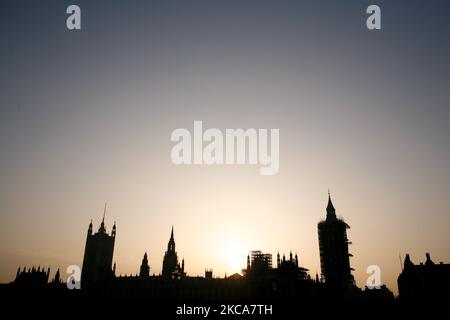 Am 2. März 2021 geht die Sonne hinter den Houses of Parliament in London, England, unter. (Foto von David Cliff/NurPhoto) Stockfoto