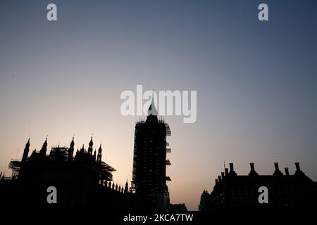 Am 2. März 2021 geht die Sonne hinter dem Elizabeth Tower of the Houses of Parliament in London, England, unter. (Foto von David Cliff/NurPhoto) Stockfoto