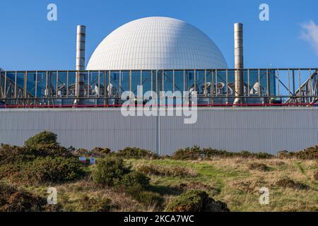 Das Kernkraftwerk Sizewell besteht aus zwei Kernkraftwerken, von denen eines noch in Betrieb ist und sich in der Nähe des kleinen Fischerdorfes Sizewell befindet Stockfoto