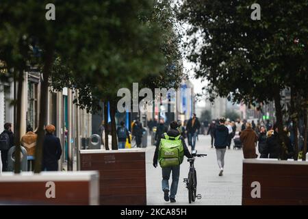 Uber isst einen Kurier, der während der Covid-19-Sperre auf Level 5 auf der Henry Street im Stadtzentrum von Dublin gesehen wurde. Am Dienstag, den 2. März 2021, in Dublin, Irland. (Foto von Artur Widak/NurPhoto) Stockfoto