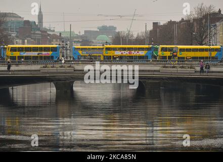 Öffentliche Busse von Dublin, die während der Covid-19-Sperre auf Ebene 5 auf der O'Connell Bridge in Dublin gesehen wurden. Am Dienstag, den 2. März 2021, in Dublin, Irland. (Foto von Artur Widak/NurPhoto) Stockfoto