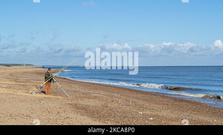 Angler am Strand von sizewell suffolk Stockfoto