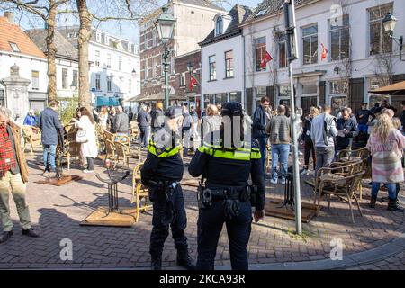 Niederländische Polizei (Politik) gesehen während des Protests. Die HORECA-Industrie eröffnete im Rahmen einer Protestaktion gegen die Blockierung in Breda und im ganzen Land Terrassen mit Restaurants, Cafés und Bars unter freiem Himmel. Die Menschen werden im Freien gesehen, wie sie ihre Getränke oder Speisen genießen, die vom lokalen Restaurant serviert werden, obwohl die niederländische Regierung aufgrund der Coronavirus-Pandemie Covid-19 die Schließung und teilweise die Arbeit verhängt hat. Die Eigentümer dieser Geschäfte fordern die Regierung auf, die Freiluftbereiche sofort zu öffnen. Die Initiave wurde von der politischen Partei Forum for Democracy unterstützt. Breda, Niederlande, ON Stockfoto