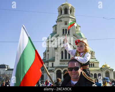 Mädchen mit traditioneller bulgarischer Tracht vor der Kathedrale „Alexander Newski“ am bulgarischen Befreiungstag in Sofia, Bulgarien 3. März 2021 (Foto: Georgi Paleykov/NurPhoto) Stockfoto