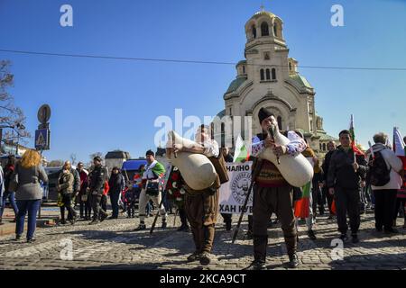 Männer, die am bulgarischen Befreiungstag in Sofia, Bulgarien, vor der Alexander-Newski-Kathedrale auf traditionellen bulgarischen Dudelsäcken spielen 3. März 2021 (Foto: Georgi Paleykov/NurPhoto) Stockfoto