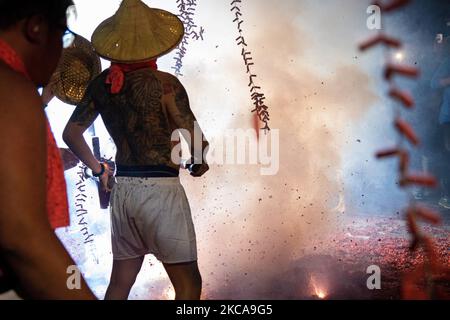 Die Nachtsparade der Tudigong, einer Vormundgottheit, ließen Menschen Feuerwerkskörper los, um das Laternenfest zu feiern, das das Ende der chinesischen Neujahrsfeier in Taipei, Taiwan, am 27. Februar 2021 markiert. (Foto von Annabelle Chih/NurPhoto) Stockfoto