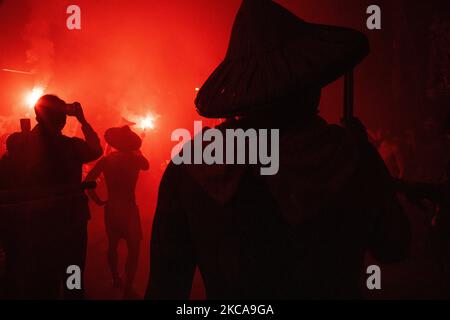 Die Nachtsparade der Tudigong, einer Vormundgottheit, ließen Menschen Feuerwerkskörper los, um das Laternenfest zu feiern, das das Ende der chinesischen Neujahrsfeier in Taipei, Taiwan, am 27. Februar 2021 markiert. (Foto von Annabelle Chih/NurPhoto) Stockfoto